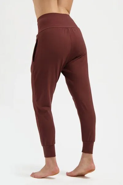 Urban Goddess Urban Goddess Bhumi Loose Fit Yoga Hose, Marron (braun), – Produktbild 2 von 4