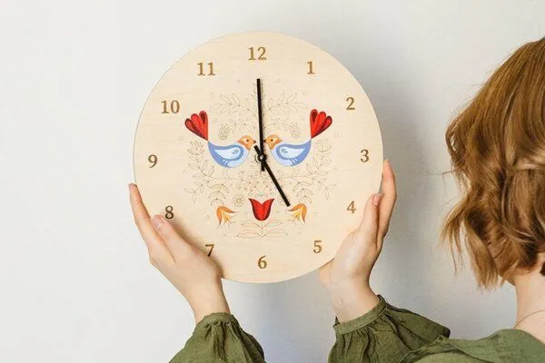 BeWooden BeWooden Holzwanduhr Volksvogel – handgefertigte Holz-Wanduhr mit Vogelmotiv – Produktbild 1 von 2