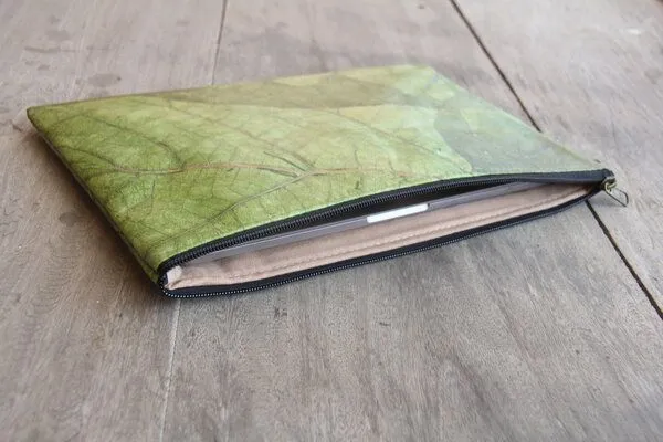BY COPALA BY COPALA 15–16 Zoll Laptoptasche aus Teak-Blattleder in grün – Produktbild 8 von 8