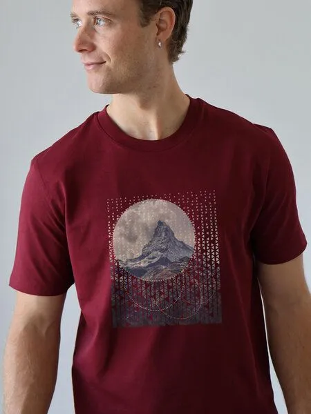 Kultgut Kultgut Artdesign - Klassik Shirt 100% Biobaumwolle / Abstract Mountain, Dunkelrot, – Produktbild 1 von 3