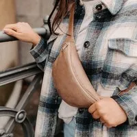 BOWLEANIES TASCHEN BOWLEANIES TASCHEN Bauchtasche | Gürteltasche aus Lederfaserstoff, Hellbraun, – Produktbild 1 von 1