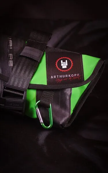 ARTHURKOPF ARTHURKOPF Upcycling Umhängetasche/Gürteltasche mit Fahrradschlauch, Grün, – Produktbild 1 von 4