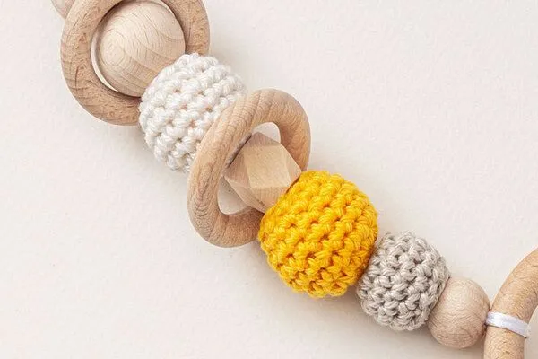 NoniKids Berlin NoniKids Berlin Kinderwagenkette Holz *Ring* 4 Farben | Bio Baumwolle, Gelb, – Produktbild 4 von 4