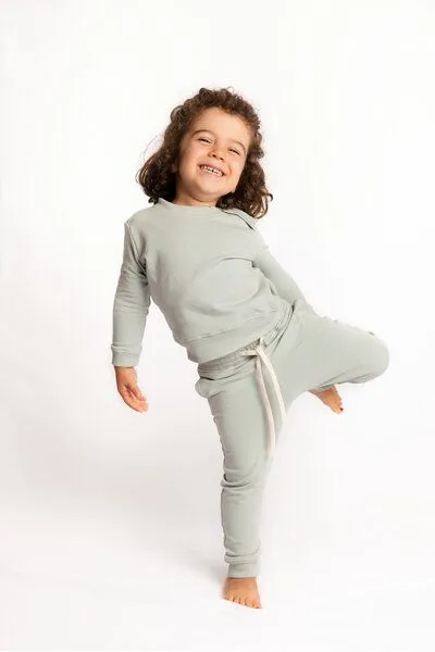 M23 M23 Kinder Jogginghose aus Biobaumwolle, Modell "Luke", Salbei, – Produktbild 1 von 3