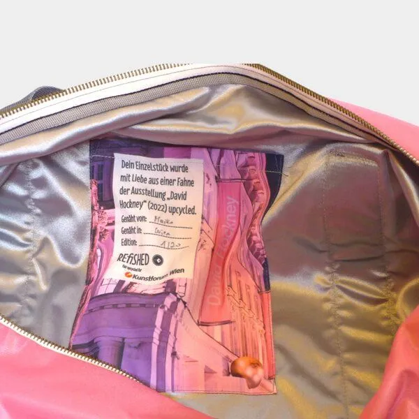 REFISHED fair fashion REFISHED fair fashion Tasche 'SPORTY BAG' - upcycelte Fahnen, Hockney (pink), – Produktbild 3 von 3