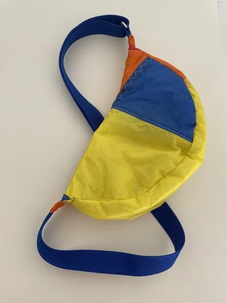 Skrabak Skrabak Upcycling-Bauchtasche aus Segeltuch (handgefertigte Unikate), Blau-orange-gelb, – Produktbild 2 von 4
