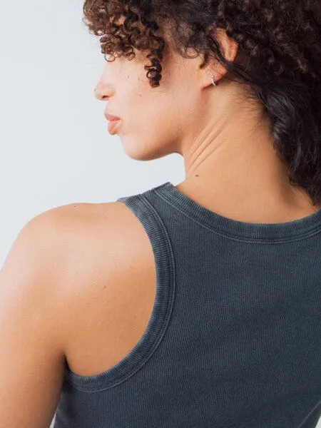 Honest Basics Honest Basics Damen Geripptes Racer-Top aus Bio- und recycelter Baumwolle, Indigo, – Produktbild 4 von 4