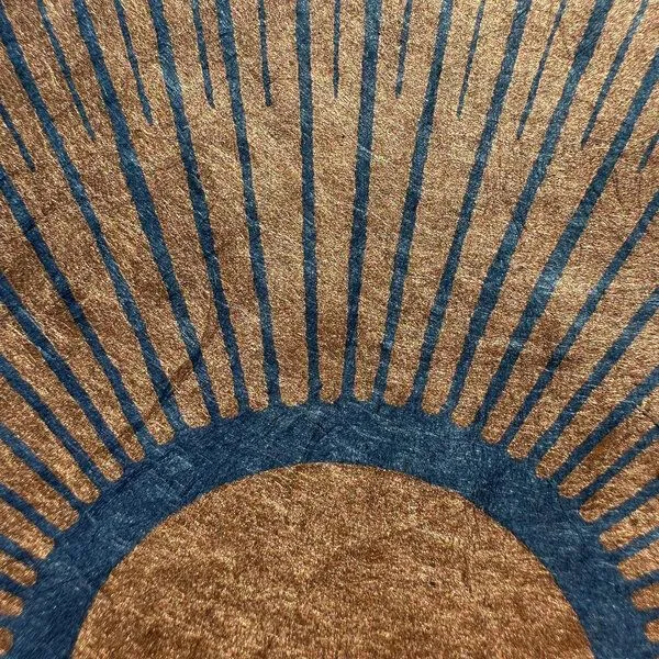 Veskor Cassiopeia Veskor Cassiopeia CENTRAL SUN Sonnen Linoldruck | 22 × 22 cm | Kupfer auf Indigoblau – Produktbild 4 von 4
