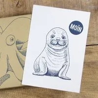 Bow & Hummingbird Bow & Hummingbird Postkarte "Moin Seehund" – Produktbild 1 von 1