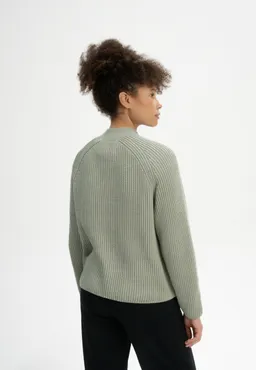 MELA MELA Damen vegan Strickpullover Rippe Stehkragen Analah Grün Lehm – Produktbild 1 von 1