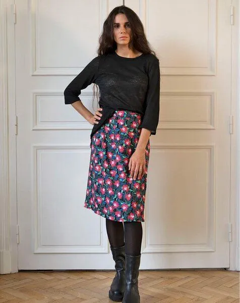 Aatise Aatise Kurzer bedruckter Wickelrock Zana aus 100% EcoVero, Schwarz, – Produktbild 1 von 3