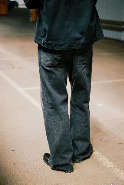Nudie Jeans Nudie Jeans Loud Larry Jeans aus Biobaumwolle, Black storm (schwarz), – Produktbild 3 von 4