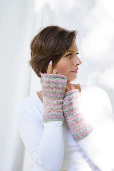 Haus of Namaste Haus of Namaste Handgefertigte Lammwollhandschuhe im Fair-Isle-Muster | Fingerwärmer aus 100 % Lammwolle in Rosa und Grün | Ethisch produzierte, mulesingfreie, fingerlose Lammwollhandschuhe – Produktbild 1 von 3