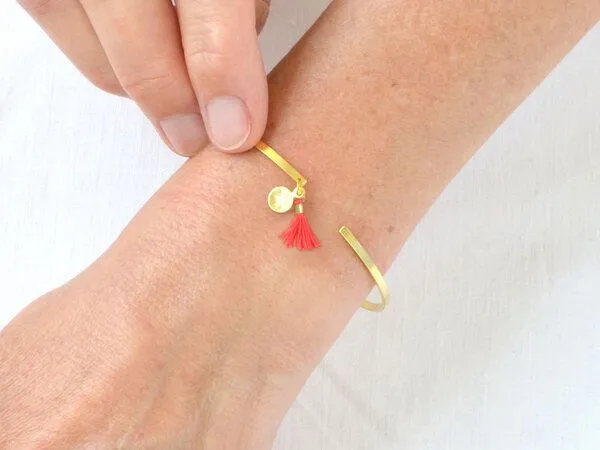renna deluxe renna deluxe Armreif in Gold mit zwei Anhängern, Rot, – Produktbild 2 von 4
