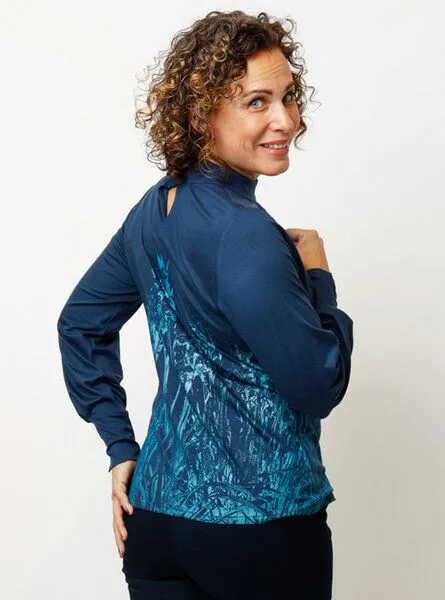 Peaces.bio - handbedruckte Biomode Peaces.bio - handbedruckte Biomode Damenbluse Mystic Iris in Navy – Produktbild 2 von 4