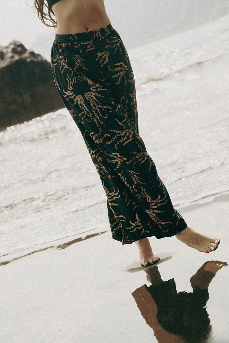 Lovjoi LOVJOI Damen vegan Hose Sandrose Soft Vines Dark, Schwarz, – Produktbild 1 von 2