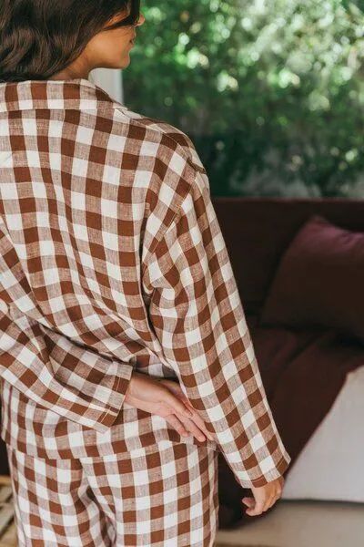 AmourLinen AmourLinen Langarm-Pyjama-Set Snooze, Mokka gingham, – Produktbild 3 von 4