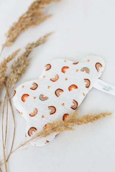 NoniKids Berlin Wärmekissen Bio Dinkel Wolke *Musselin* in verschiedenen Prints | NoniKids Berlin, Regenbogen beige, – Produktbild 1 von 3