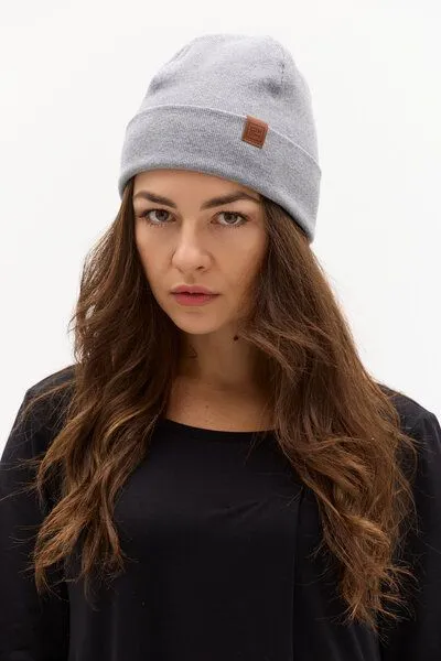KOKOworld Mütze Kalima – Umschlagbarer Saum zur Längenanpassung – Must-have für jeden Kleiderschrank – Dekoratives KOKOworld-Label – 100 % in der EU fair produziert, Grey melange (grau), – Produktbild 3 von 4