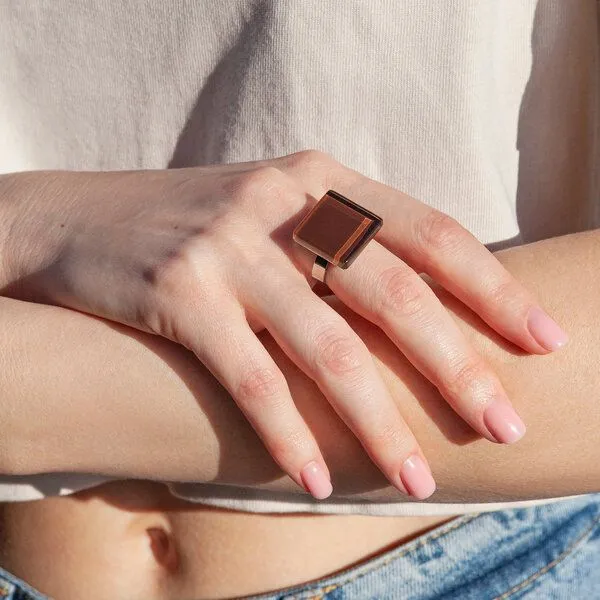 ALEXASCHA ALEXASCHA Geometrischer Statement Ring aus Glas PUREFORM, Kaffeebraun, – Produktbild 2 von 4