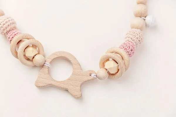 NoniKids Berlin NoniKids Berlin Kinderwagenkette Holz *Schildkröte Glocke* 2 Farben | Bio Baumwolle, Rose, – Produktbild 4 von 4