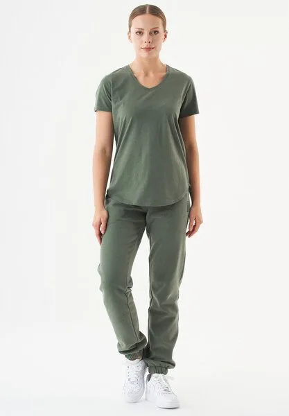 ORGANICATION ORGANICATION ESSENTIALS-TUBA- Basic T-Shirt aus Bio-Baumwolle mit V-Ausschnitt, Olive, – Produktbild 2 von 4