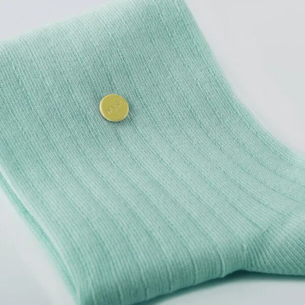wysf. | what you stand for. wysf. | what you stand for. Socken, Rippenstrick mit Knopf, Bio-Baumwoll-Mix, Grün (mintgrün), – Produktbild 2 von 4