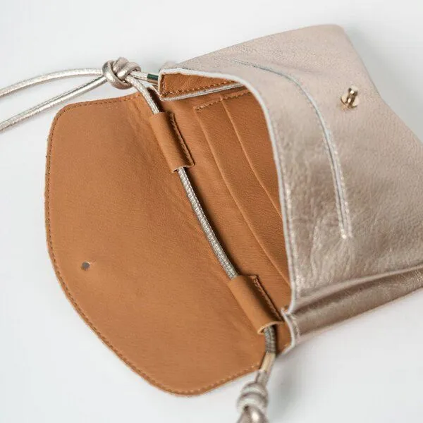 ann kurz Mini Cute Clutch – kleine Clutch aus Metallic-Leder, Metallic platin, – Produktbild 2 von 4