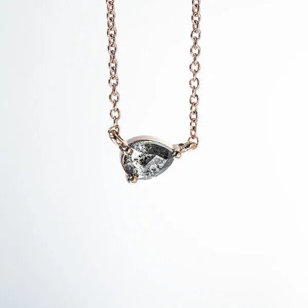 Eppi Eppi Halskette mit Salt and Pepper Diamant in Birnenform Maliah, Weiss, – Produktbild 2 von 4