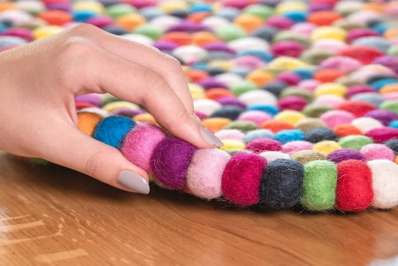 naturling naturling Filzkugel Sitzkissen rund 34cm aus 100% Schurwolle, Bunt, – Produktbild 3 von 5