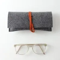 matilda k. manufaktur matilda k. manufaktur Brillenetui aus Wollfilz dunkelgrau mit Lederband 'auguste' – Produktbild 1 von 1
