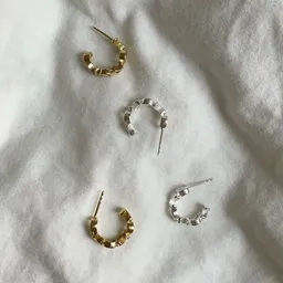 noemvri fashion label noemvri fashion label Logo Ear Hoops small – Produktbild 1 von 1