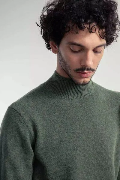 Rifò - Circular Fashion Made in Italy Rifò - Circular Fashion Made in Italy Stehkragenpullover aus recycteltem Kaschmir Modell: Clemente, Grün (moosgrün), – Produktbild 2 von 4