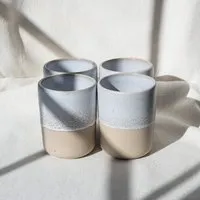 EDDA stoneware EDDA stoneware Handgemachter Steingut Becher Aalina - Weiß und Beige (ø 8 x 10 cm, 0,35 L), Weiß, – Produktbild 1 von 1