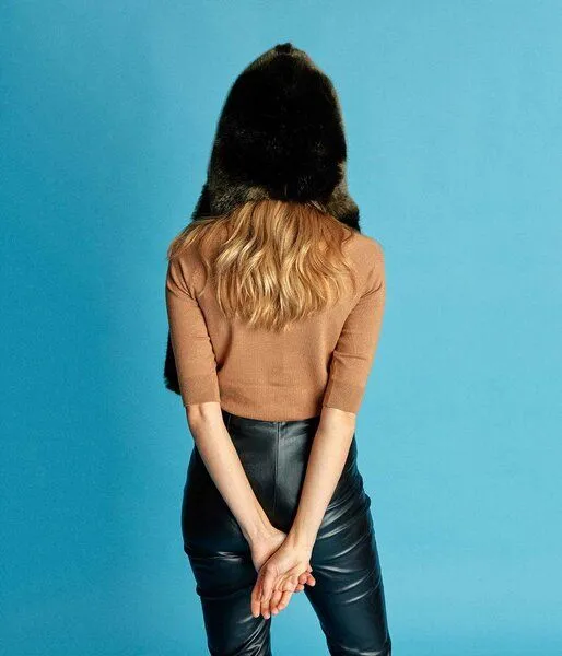 Ashoka Paris Ashoka Paris Kapuzenschal Suzon aus veganem Kunstpelz Bronzegrün – Produktbild 4 von 4