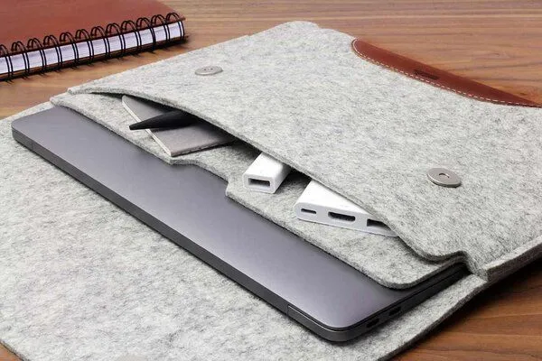 Pack & Smooch Pack & Smooch Macbook Pro13/Air13 (M5 Max.) und NEO (2026) Hülle Hampshire 100% Wollfilz, Naturleder, Grau-hellbraun, – Produktbild 3 von 4