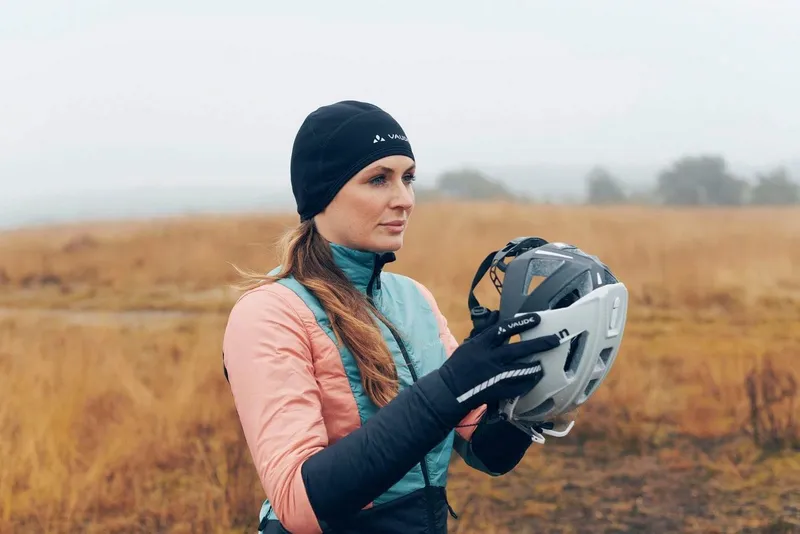 Vaude Vaude Unterhelmmütze BIKE WARM CAP sportlicher Stil, aus Polyester und Elasthan, mit Logodruck, Schwarz, – Produktbild 4 von 5