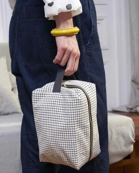 La Cerise sur le Gâteau La Cerise sur le Gâteau Cube Kulturtasche | Kosmetiktasche aus Bio-Baumwolle, Schwarz-weiß kariert, – Produktbild 3 von 4