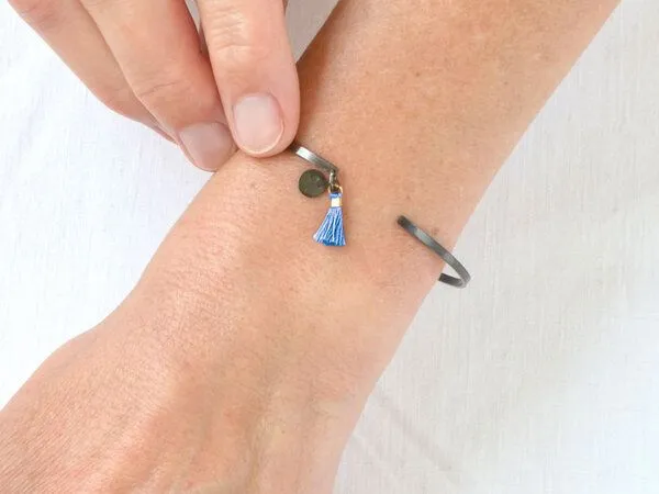 renna deluxe renna deluxe Armreif mit zwei Anhängern, Hellblau, – Produktbild 2 von 4
