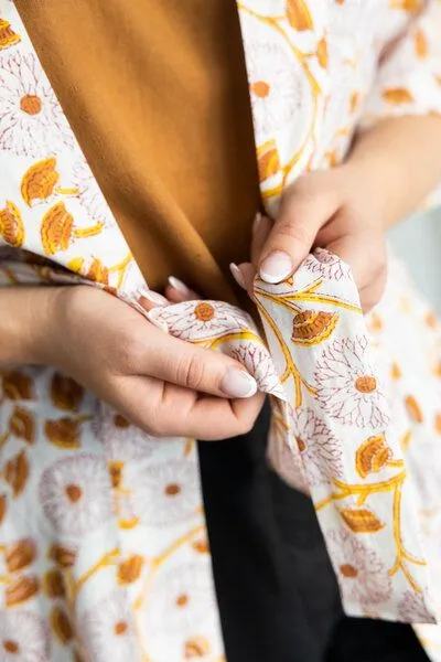 Jyoti - Fair Works Jyoti - Fair Works Bio-Baumwoll Cardigan Rohani, Blumen, – Produktbild 3 von 4
