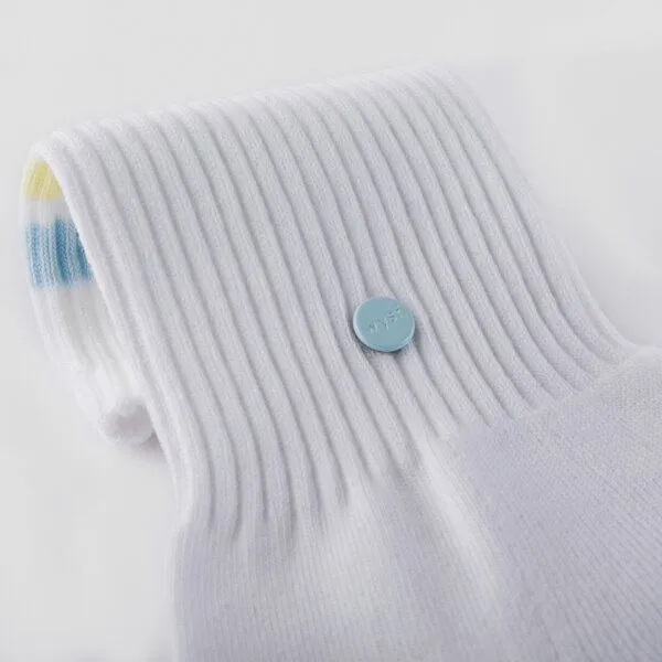 wysf. | what you stand for. wysf. | what you stand for. Retro Tennissocken mit Knopf, Bio-Baumwoll-Mix, Weiss (weiß/blau/pastellgelb), – Produktbild 3 von 4