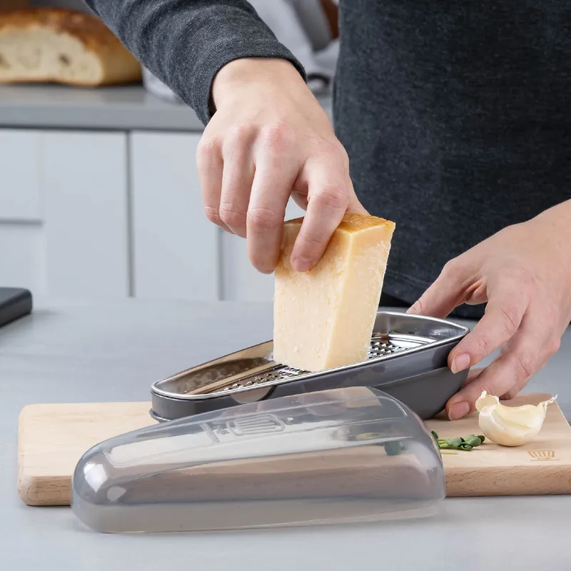 Chefkoch trifft Fackelmann Chefkoch trifft Fackelmann Parmesanreibe mit Behälter, 3-teilig – Produktbild 2 von 3