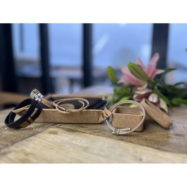 Kork-Deko Kork-Deko Korkarmband mit Blumen-Applikation – vegan, handgefertigt, nachhaltig & verstellbar – Produktbild 4 von 5