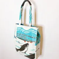 REFISHED fair fashion REFISHED fair fashion Tasche 'BUSINESS BAG' - upcycelte Fischfuttersäcke, #fish weiß, – Produktbild 1 von 2