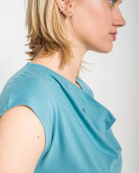 Alma & Lovis Alma & Lovis Shirt mit Wasserfall-Ausschnitt, aus Bio-Baumwolle | Short Cascade, Türkis, – Produktbild 2 von 4