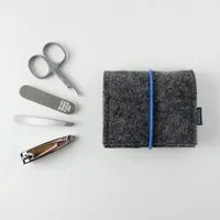 matilda k manufaktur matilda k. manufaktur mini-maniküre-set 'jacob' (mit Nagelknipser) aus Wollfilz mit Rundgummi-Verschluß in vielen Farben, Dunkelgrau, – Produktbild 1 von 4