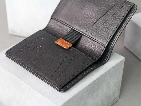 GOOD WILHELM GOOD WILHELM Flache Geldbörse GUSTAV mit Scheinfach aus vegetabil gegerbtem Leder, Schwarz, – Produktbild 2 von 3