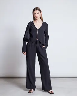 JAN N JUNE JAN 'N JUNE Damen vegan Crincle-Hose Hava Schwarz – Produktbild 1 von 1