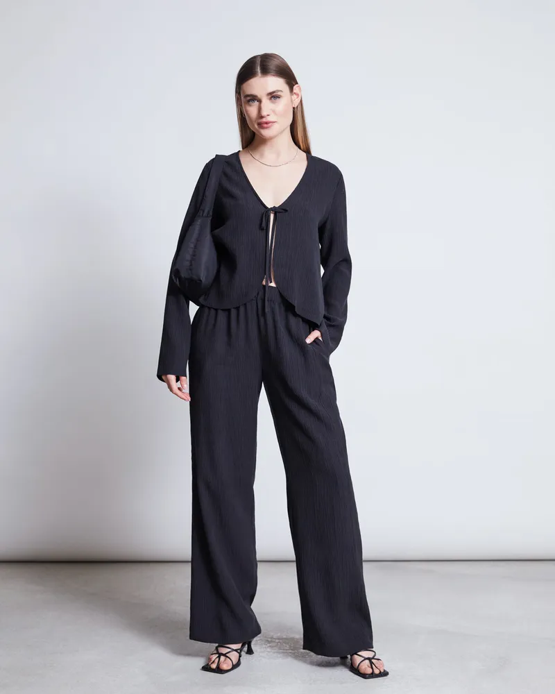 JAN N JUNE JAN 'N JUNE Damen vegan Crincle-Hose Hava Schwarz, Schwarz, – Produktbild 1 von 2