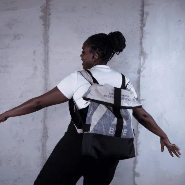 Nyuzi Blackwhite Nyuzi Blackwhite Upcycling 2 in1 Tasche S - Umhängetasche | Rucksack | Rollrucksack, Blau, – Produktbild 4 von 4